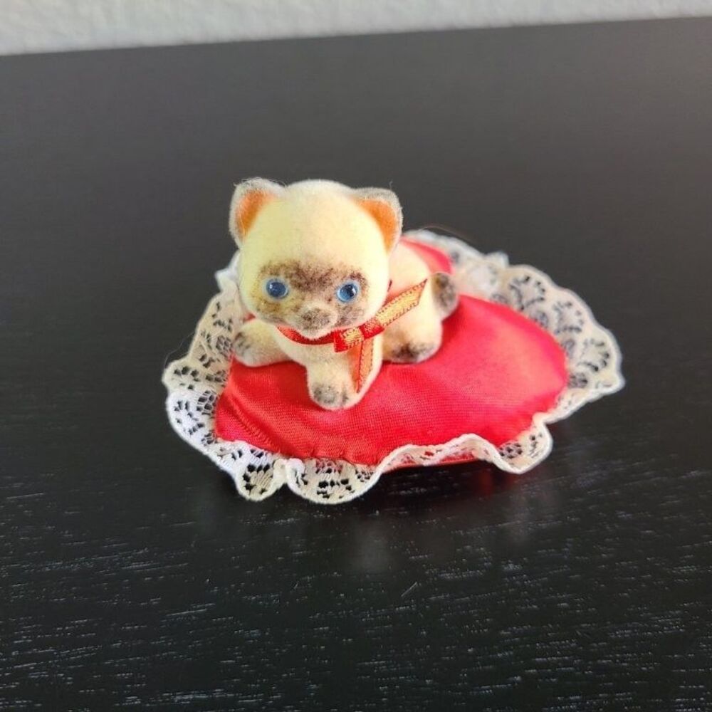 Vintage 1982 Hallmark Keepsake Ornament Flocked Kitten Cat Satin Heart Lace Xmas
